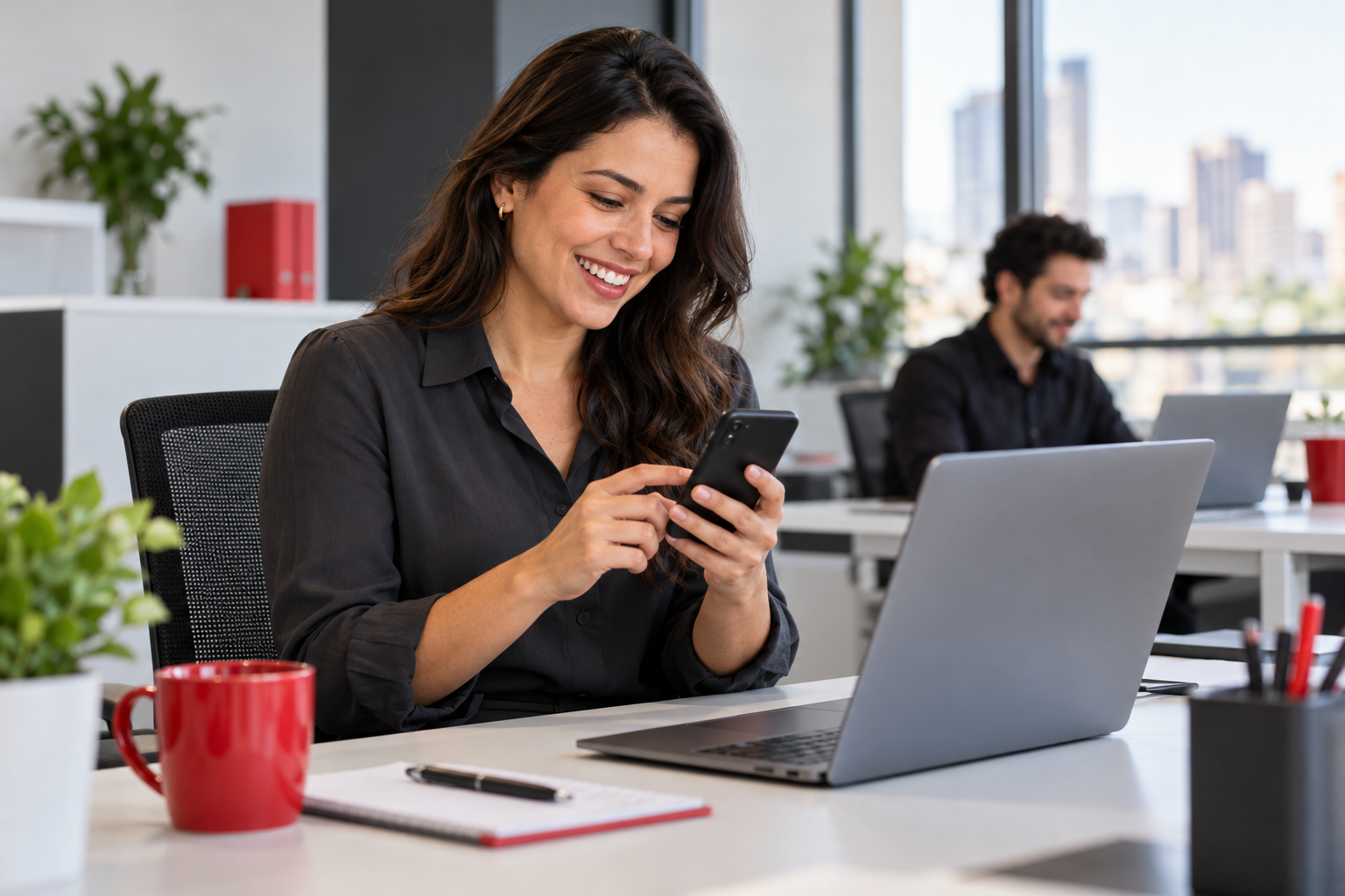 Profissional atendendo clientes pelo celular em um escritório